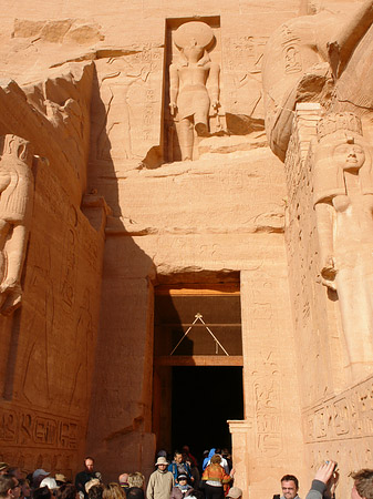 Tempel mit Touristen Foto 