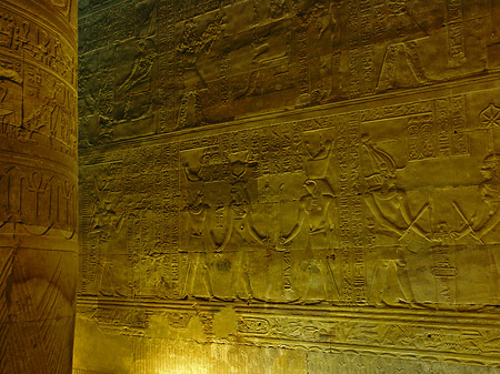Hyroglyphen im Horustempel Fotos