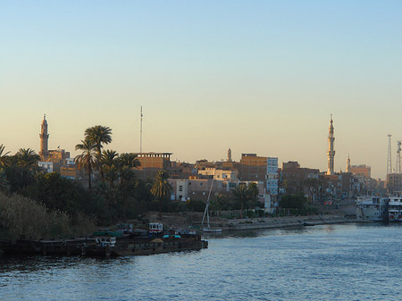 Stadt mit Moschee Fotos