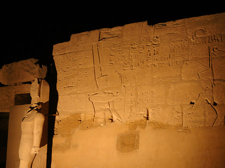 Karnak Tempel bei Nacht Fotos