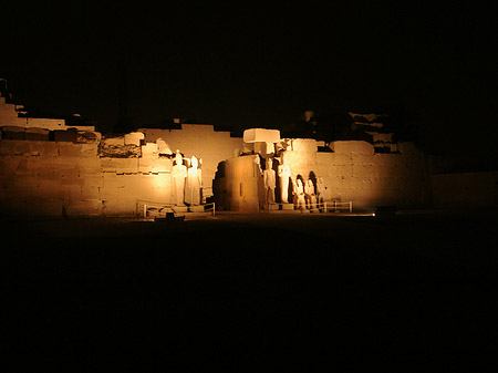 Karnak Tempel bei Nacht Foto 
