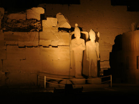 Karnak Tempel bei Nacht Fotos