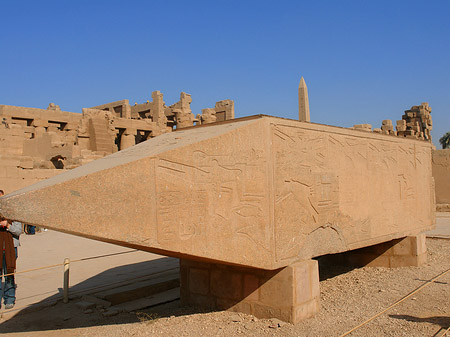 Foto Umgekippter Obelisk - 