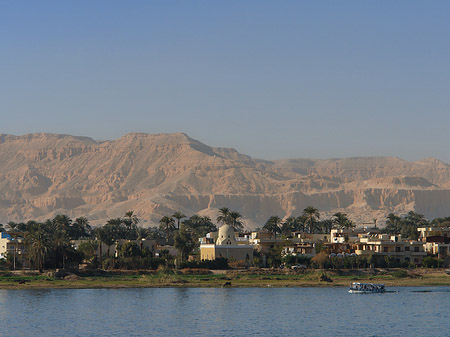 Fotos Berg vom Schiff aus | Luxor