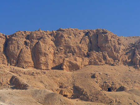Eingang zum Tempel mit Berg Foto 
