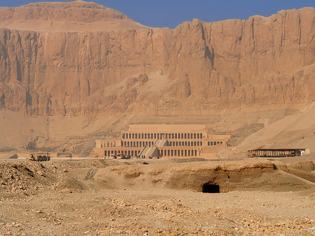 Eingang zum Tempel mit Berg Foto 
