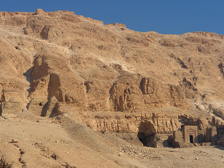 Eingang zum Tempel mit Berg Foto 