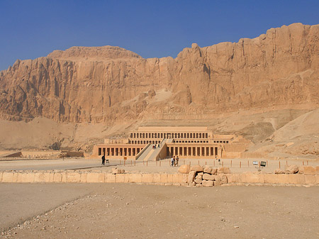 Eingang zum Tempel mit Berg Fotos